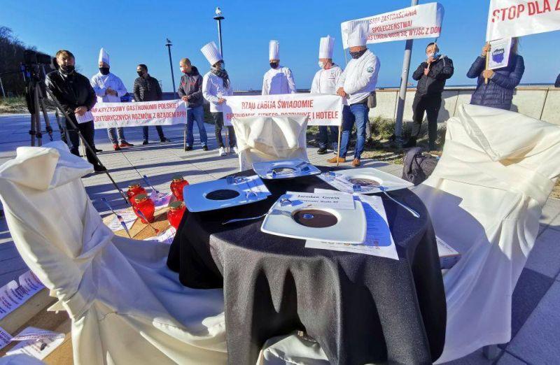 Protest gastro w Kołobrzegu. Symboliczny pogrzeb i czarna polewka dla rządu (foto, video)