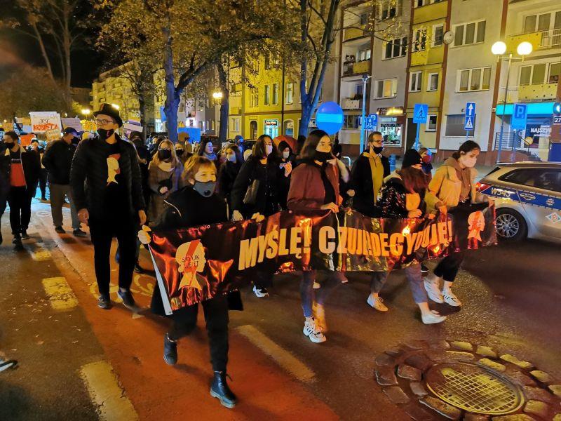 Kołobrzeg „solidarnie z mniejszymi miejscowościami”. Kolejny protest na ulicach miasta (foto, video)