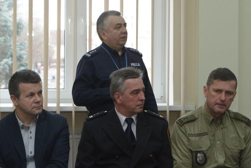 Więcej policjantów,  przestępczość spada