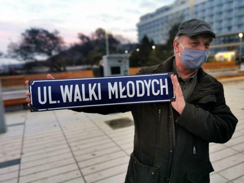 Czarny Kołobrzeg zbiera podpisy pod petycją w sprawie przywrócenia nazwy ulicy Walki Młodych (foto, wideo)