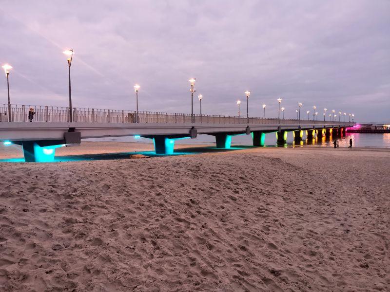  Kołobrzeski molo rozświetliło się w barwach tęczy (foto, wideo)