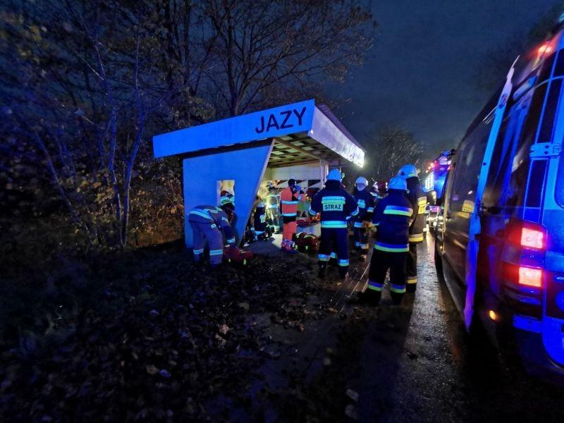 Zderzenie busa z autokarem. Trzy osoby poszkodowane (foto)