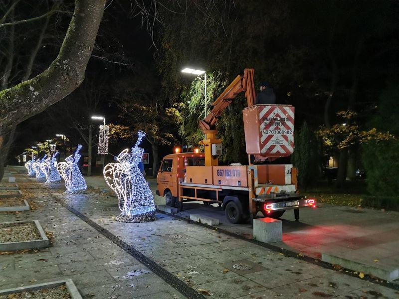 Odpalono miejskie ozdoby świąteczne. Na razie to jednak testy