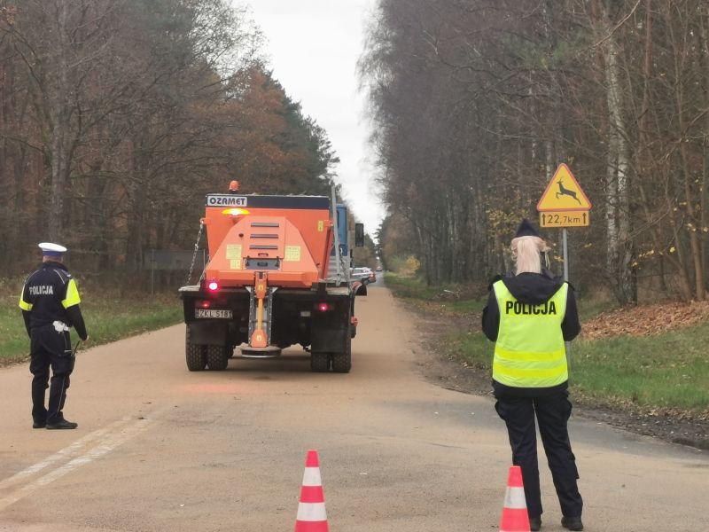 Zablokowana droga. Doszło do rozlewu substancji ropopochodnej
