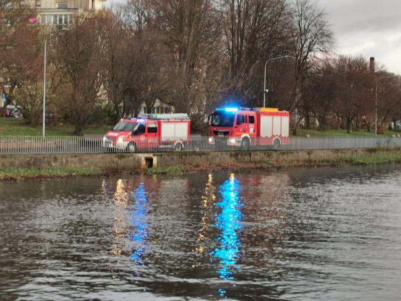 Ktoś powiadomił służby... bo rzeką płynęła gałąź 