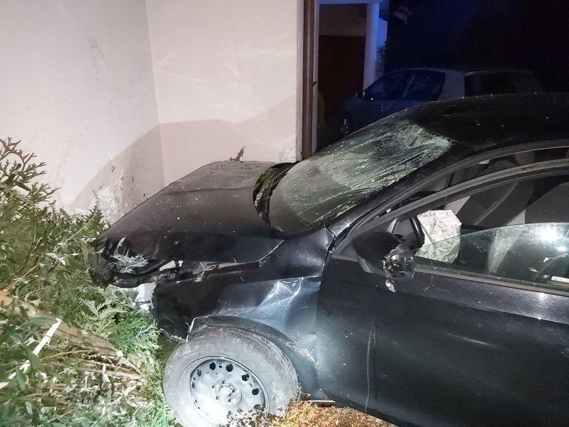 Droga ostro skręciła, kierowca pojechał prosto. Wbił się budynek (foto)