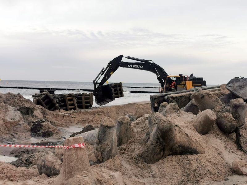 Koniec z prowizorycznym zabezpieczeniem. Niebezpieczne fragmenty żelbetonowych umocnień mają zniknąć z plaży jeszcze w tym roku