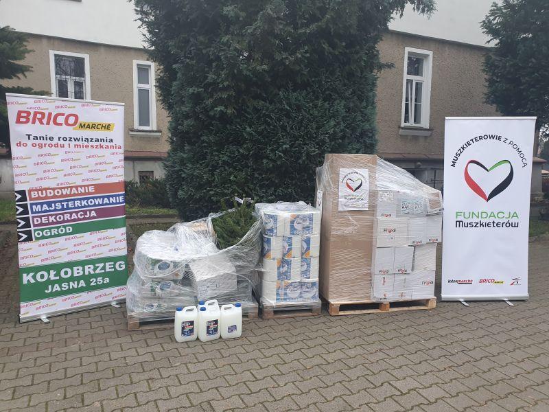 Kołobrzeskie Bricomarche z prezentami dla DPS