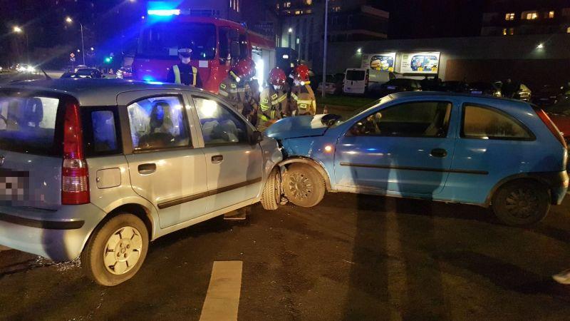 Kolizja w centrum Kołobrzegu. Zderzył się fiat z oplem