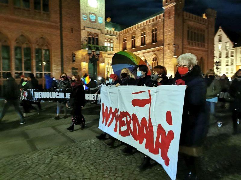 Kolejny protest Strajku Kobiet w Kołobrzegu. „Wolność, równość, prawa kobiet!” (foto.wideo)