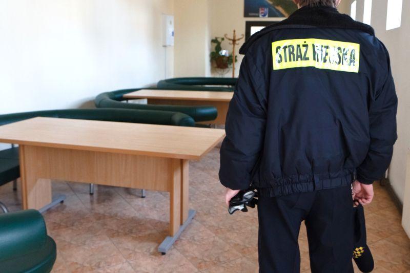 Bezdomni zasiedlają Urząd Miasta? Strażnik pilnuje wejścia