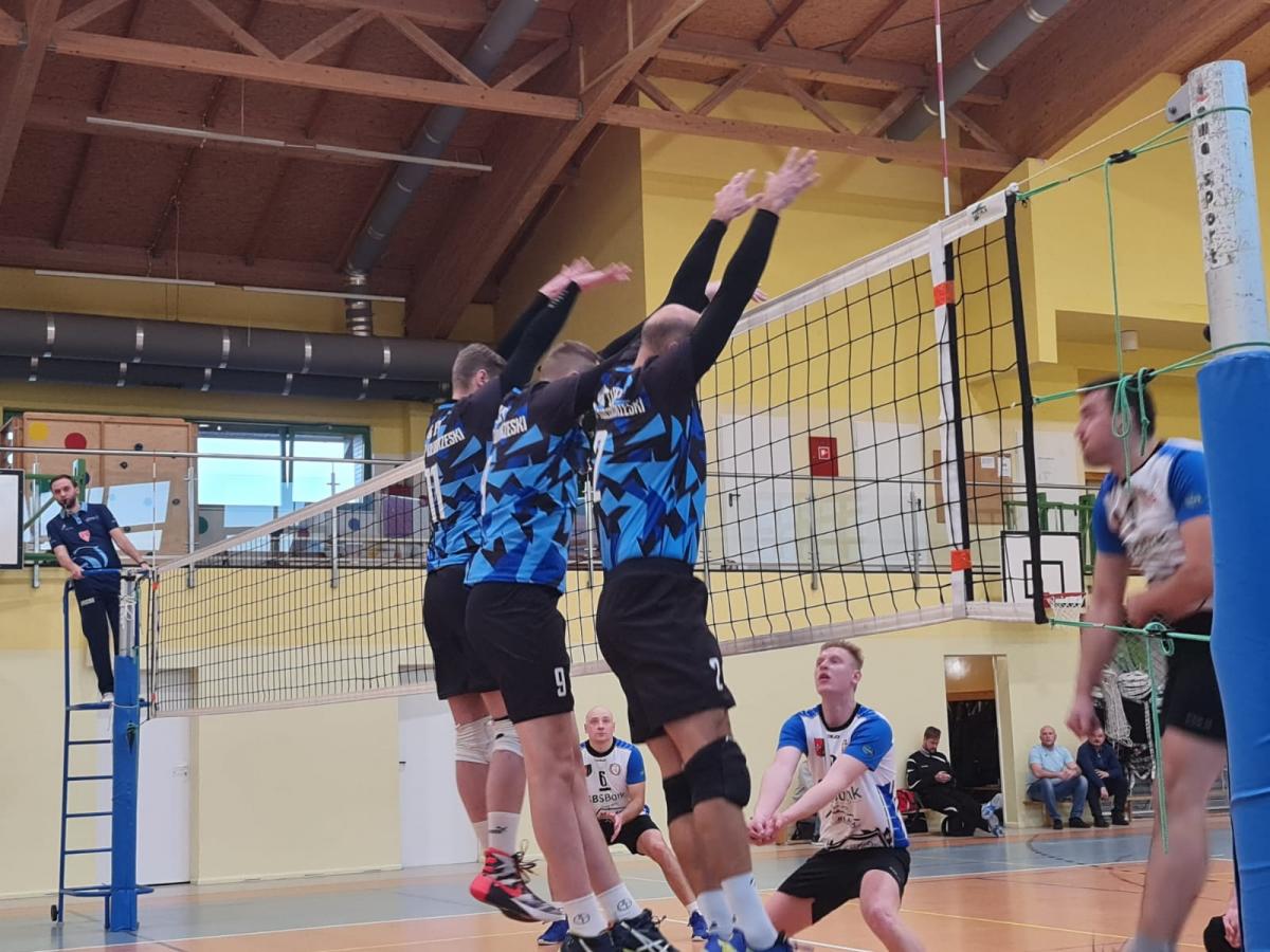 Zacięty Mecz Siatkarzy  UKS OPP Powiat Kołobrzeski