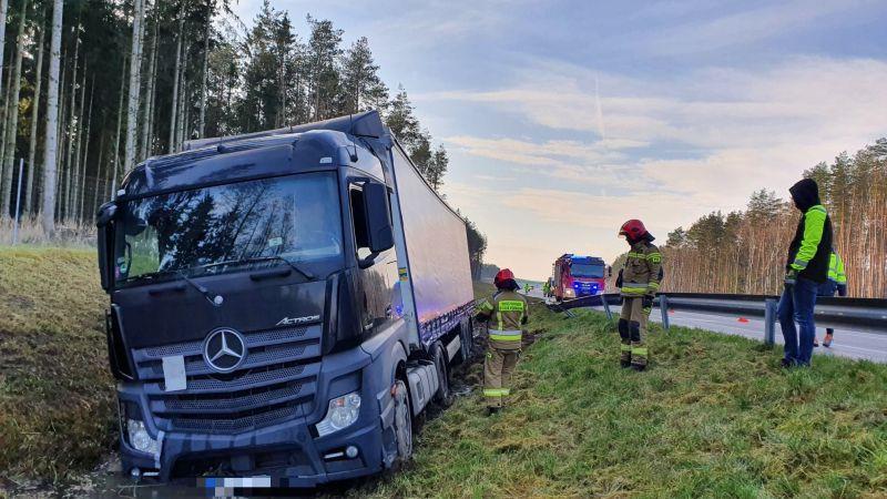 Ciężarówka w rowie na S6. Droga jest przejezdna
