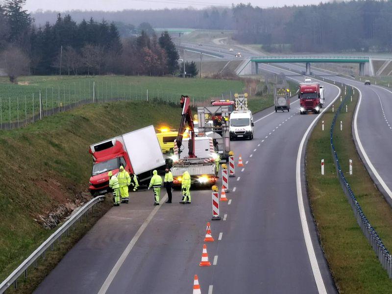 Ciężarówka w rowie. Są utrudnienia w ruchu