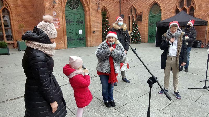 Kołobrzeżanie składali sobie życzenia przez mikrofon. Zobacz, jak było pod ratuszem (video)