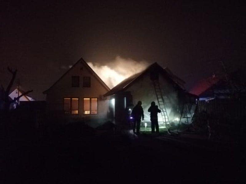 Płonął garaż. W porę wyprowadzono z niego pojazdy (foto)