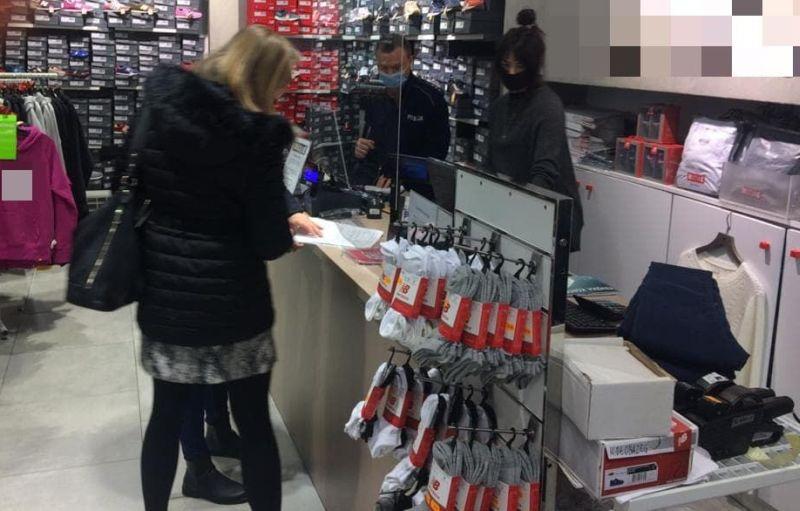 Policja kontroluje kołobrzeskie sklepy i galerie handlowe. Sprawdzany jest m.in. dystans i maseczki