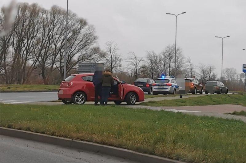 Kolizja na rondzie. Sprawca chciał wymusić pierwszeństwo (wideo)