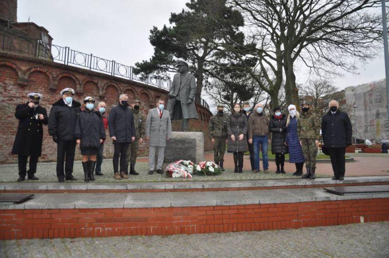 Kwiaty w rocznicę śmierci kontradmirała Mieszkowskiego