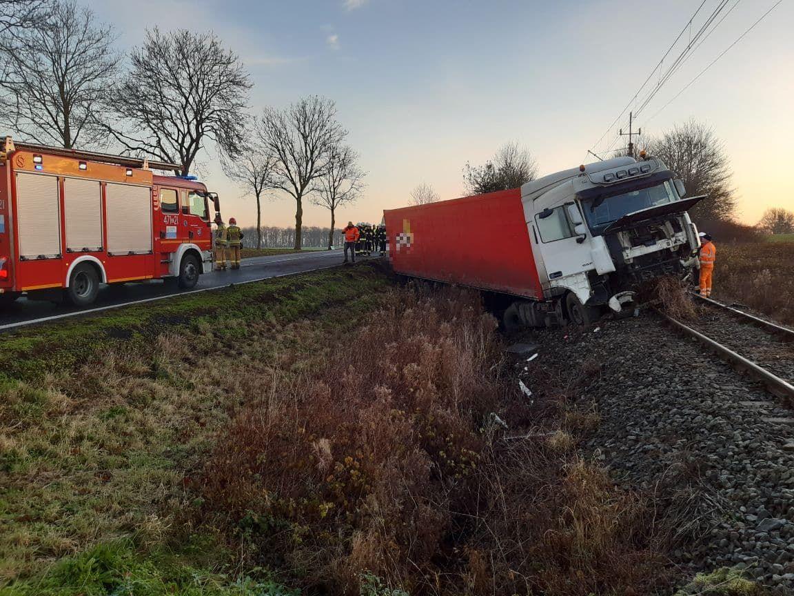 Ciężarówka zerwała sieć trakcyjną i uszkodziła szyny. Ruch kolejowy wstrzymany