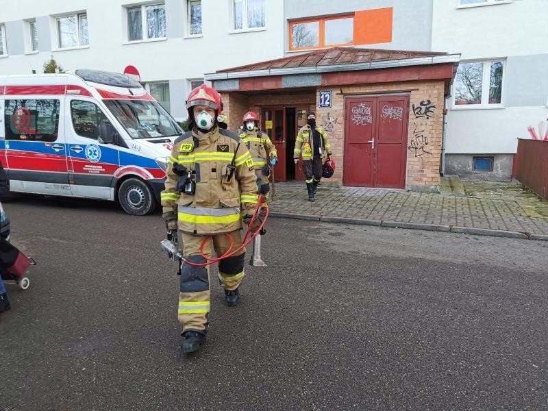 Medycy, strażacy i policja przy ulicy Wąskiej