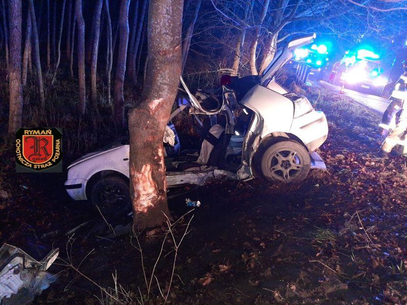 Wypadek volkswagena. Poszkodowane trzy młode osoby