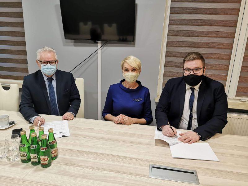 Pierwsze autobusy hybrydowe w Kołobrzegu. Komunikacja Miejska podpisała umowę z producentem