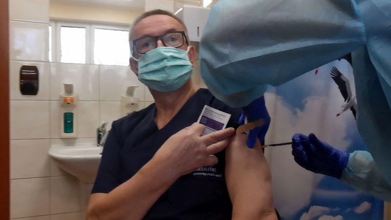 „Kołobrzeżanie jako eksperymentalni biorcy masowych szczepień” - dwie petycje trafiły do urzędu i radnych