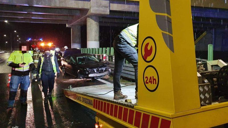 BMW wjechało w barierki