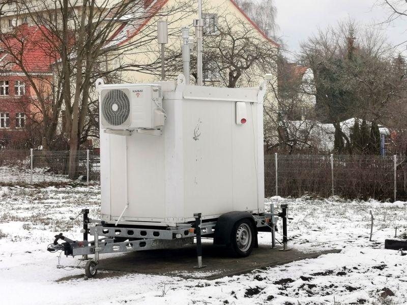 Wyniki monitoringu powietrza co godzinę. Nowa, mobilna stacja pomiaru powietrza trafiła do nas z Połczyna Zdroju