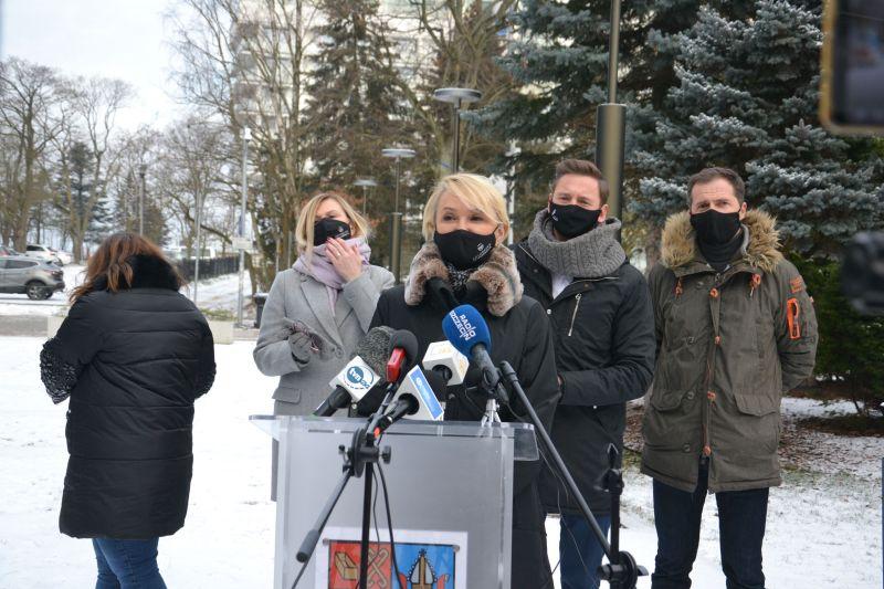 „My o tej pomocy słyszymy tylko w telewizji”. Władze województwa, samorządu i grupa przedsiębiorców krytycznie o wsparciu polskiego rządu (video)