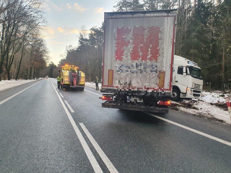 Ciężarówka zablokowała drogę (Foto)