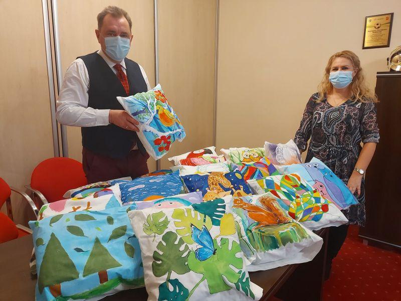Własnoręcznie malowane poduszki dla seniorów