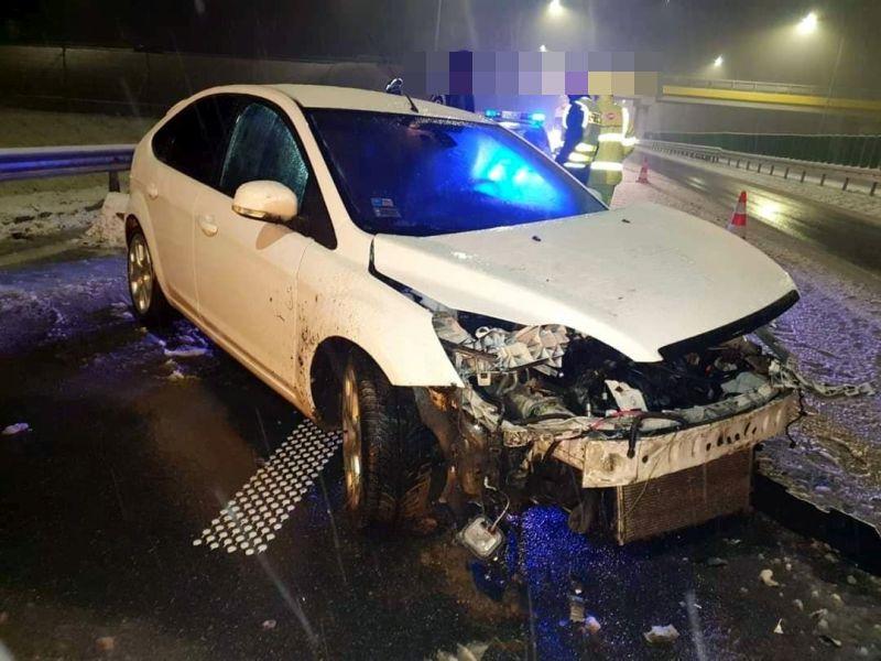 Nie dostosował prędkości do panujących warunków i wpadł w poślizg