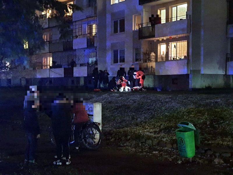 Starszy mężczyzna wypadł z 8 piętra. Ratownicy walczyli o jego życie