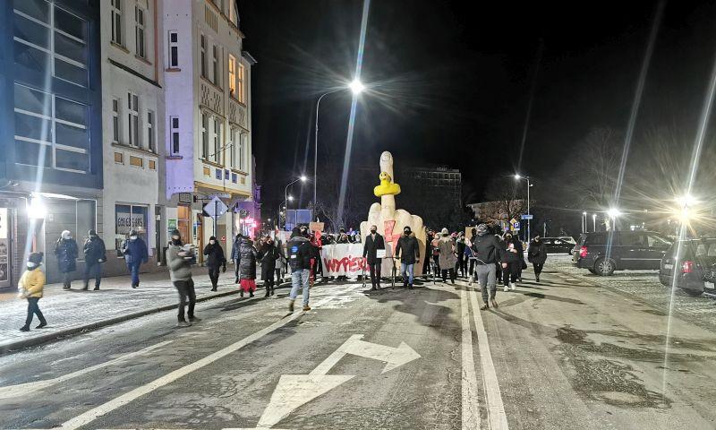 Czarny Protest w Kołobrzegu. Symboliczne rondo Praw Kobiet w centrum miasta (foto, video)