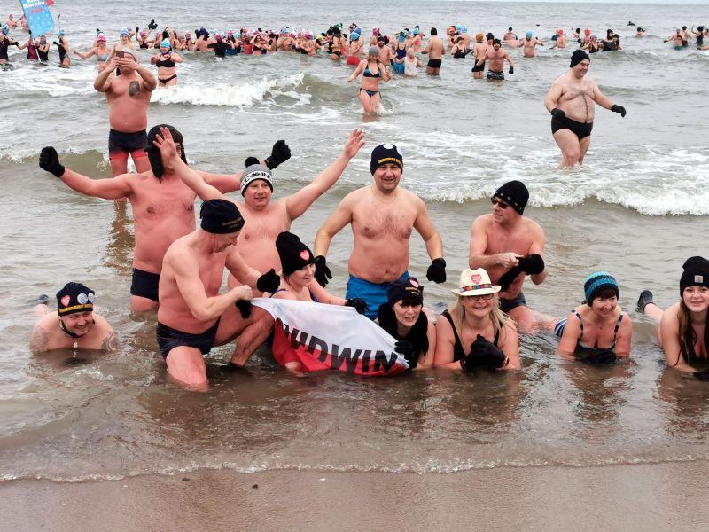 Morsowali dla WOŚP. Kilkaset osób świętowało finał Orkiestry w lodowatym Bałtyku (foto, wideo)