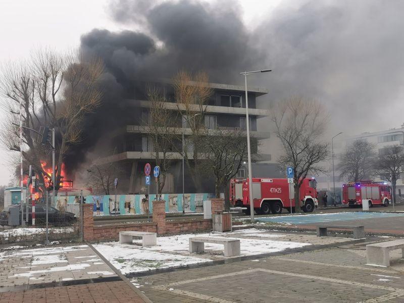 Pożar przy ulicy Bałtyckiej. Płomienie sięgały drugiego piętra (foto,video)