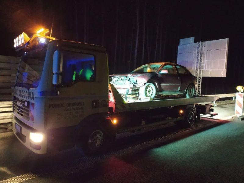 Audi uderzyło w bariery na S6 (Foto)