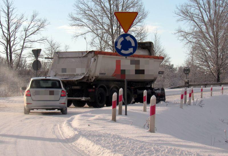 Ciężarówka blokowała rondo na Bezprawiu
