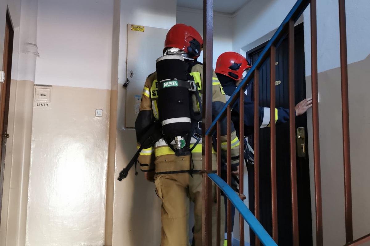 Strażacy dwukrotnie jechali do otwarcia mieszkań. W jednym znaleźli ciało mężczyzny
