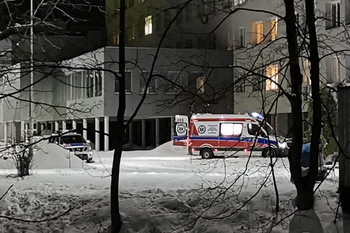 Kobieta spadła z drugiego piętra szpitala 