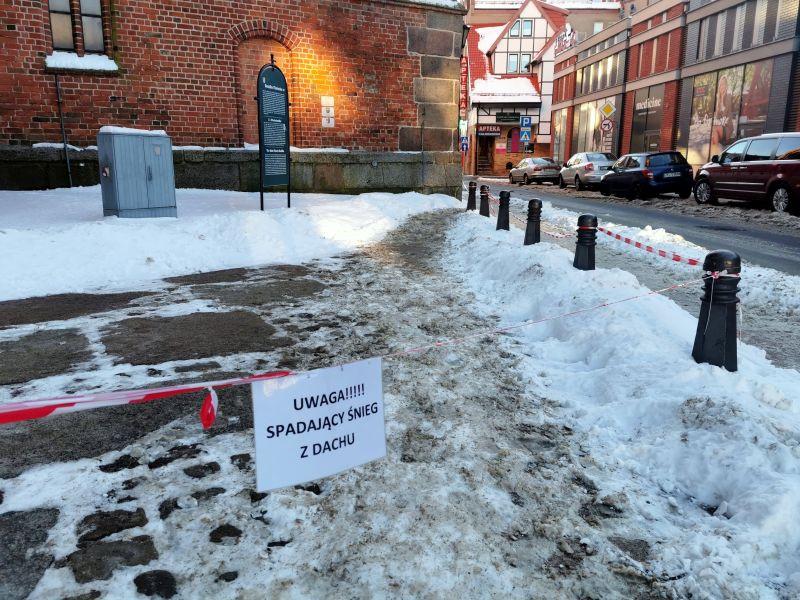 Bazylika odgrodzona taśmami. Spadający śnieg zagraża przechodniom