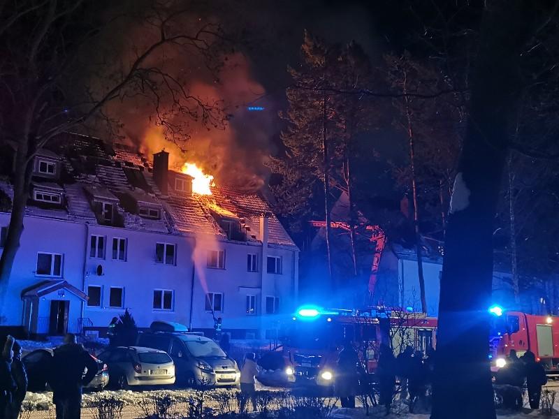 Płomienie pojawiły się na dachu. Nocny pożar w Podczelu