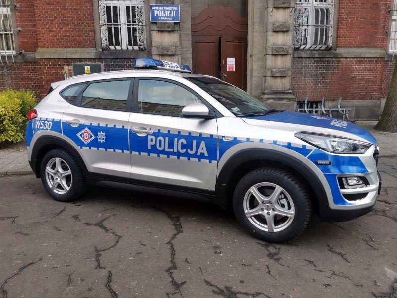 Kierując audi uszkodził dwa samochody. Miał zakaz prowadzenia pojazdów