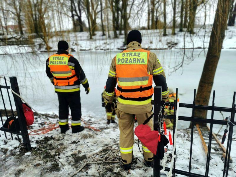 Kołobrzescy strażacy ćwiczyli na lodzie (Foto,video)
