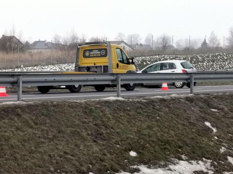 Przy węźle Kołobrzeg Wschód auto uderzyło w bariery energochłonne