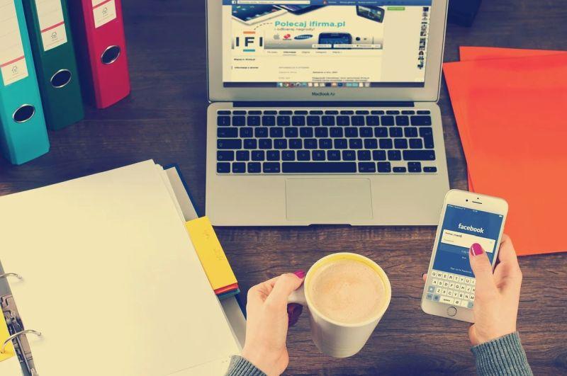 Dlaczego warto zaopatrzyć się w akcesoria biurowe w hurtowni papierniczej online?