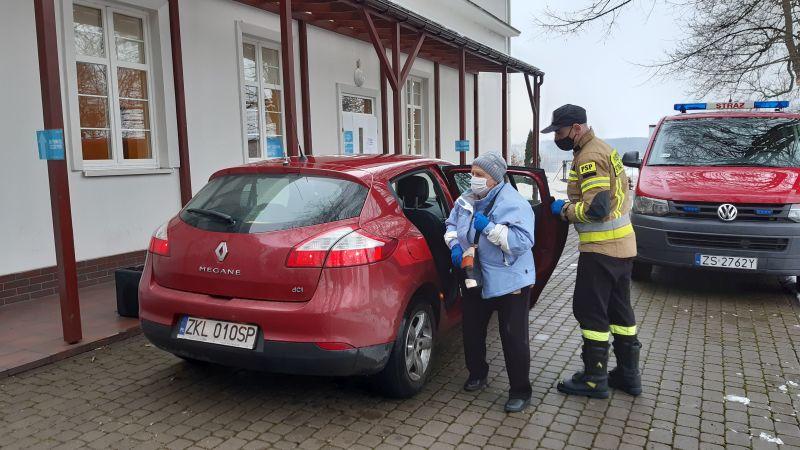 Strażacy dowożą seniorów na szczepienia