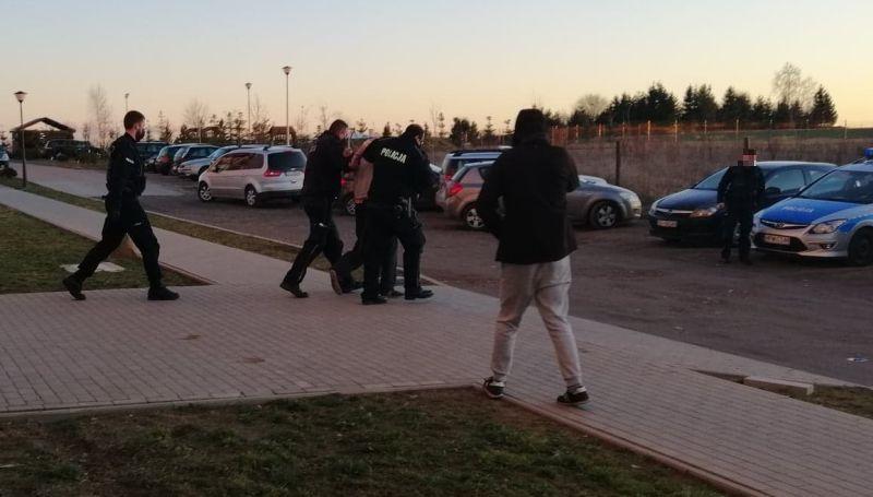 Atak na policjanta. Został raniony nożem